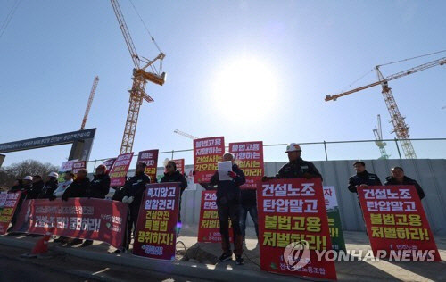 민주노총 전국건설노동조합 관계자들이 지난 2일 원희룡 국토교통부 장관이 타워크레인 관련 안전수칙 준수 등 운영상황을 점검하기 위해 방문한 세종시의 한 건설 현장 앞에서 "건설노조 탄압을 중단"하라며 기자회견을 열었다. 사진 연합뉴스
